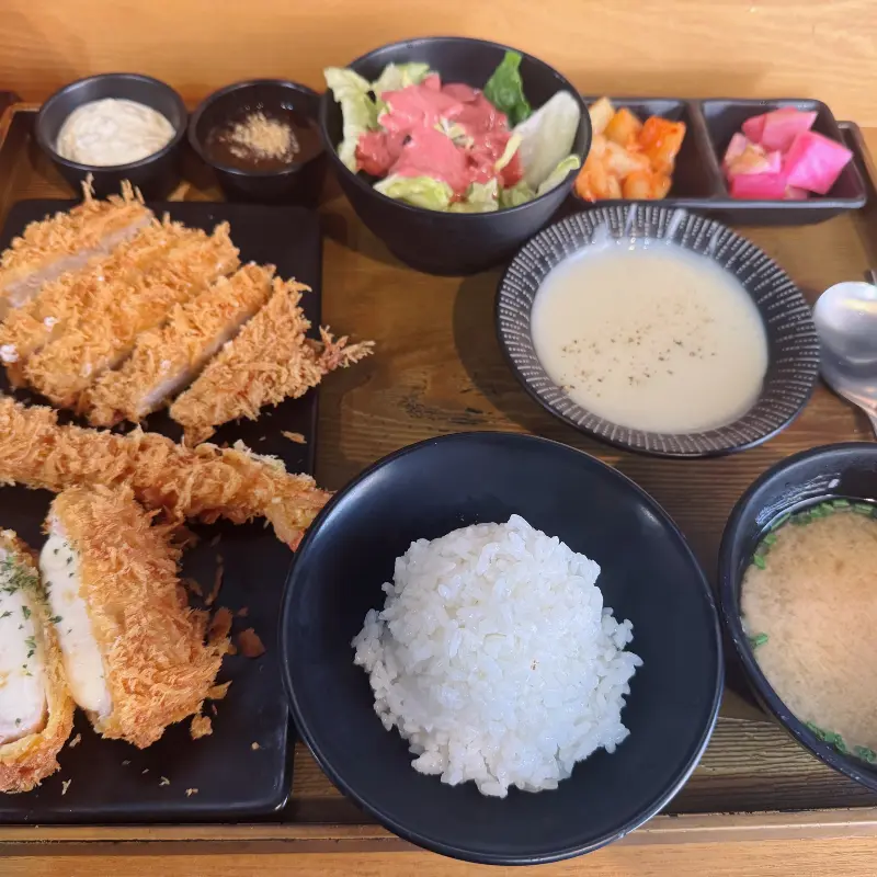 한 상 가득 차려진 돈까스 정식