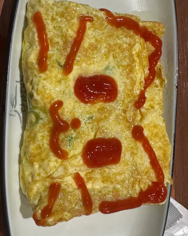귀여운 케첩 그림이 그려진 계란말이