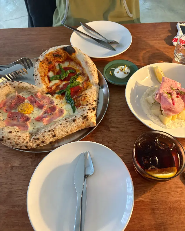 하프앤하트 피자와 베이비 감자 샐러드의 완벽한 조합