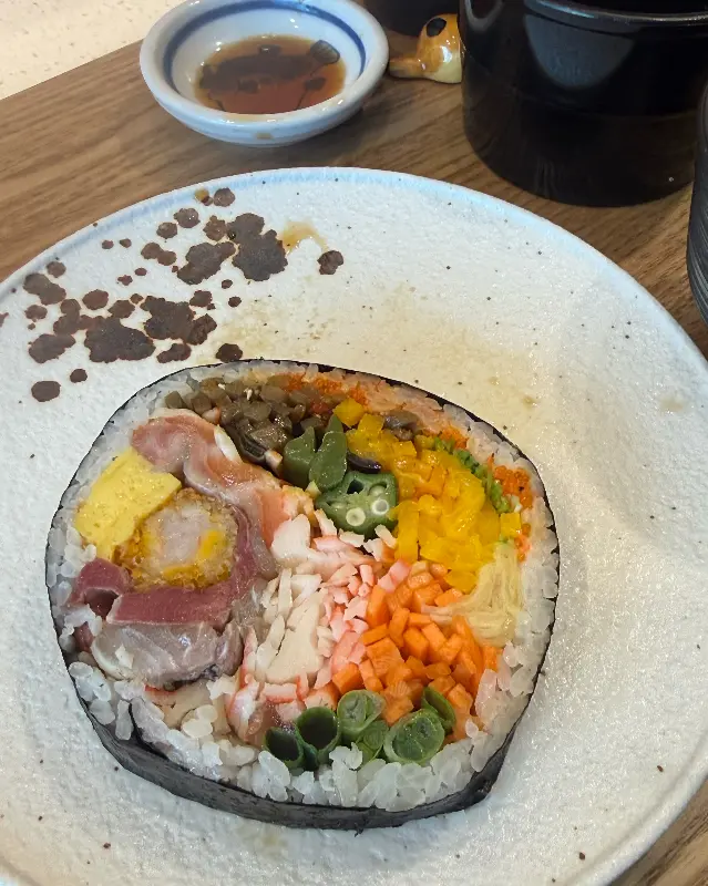 다채로운 재료가 가득한 후토마끼