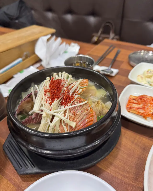 해산물이 듬뿍 들어간 전복해물뚝배기