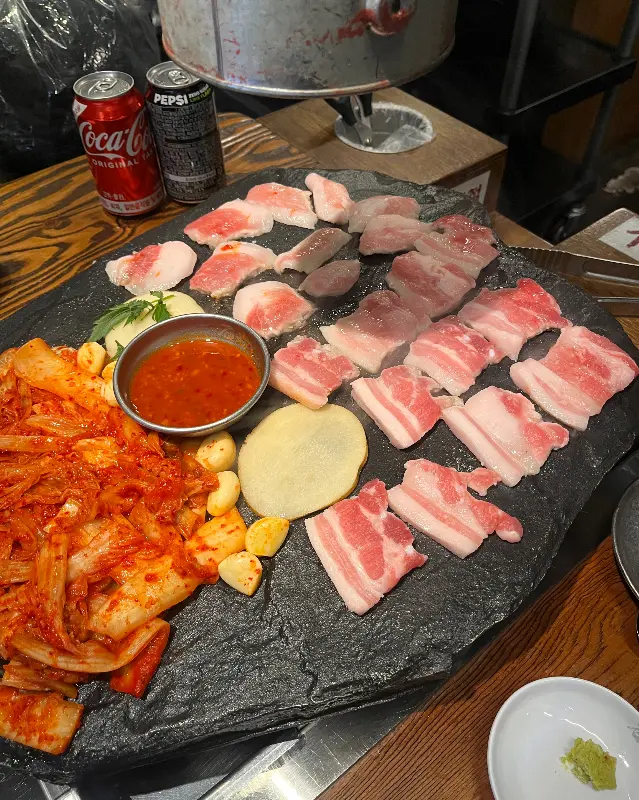 맛있게 구워진 고기의 단면