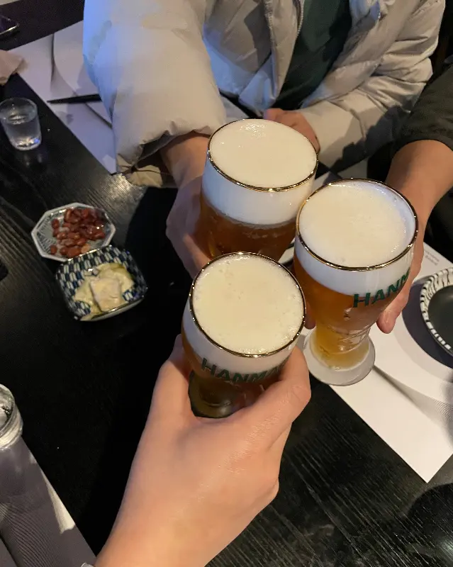 맥주잔을 들고 건배하는 모습