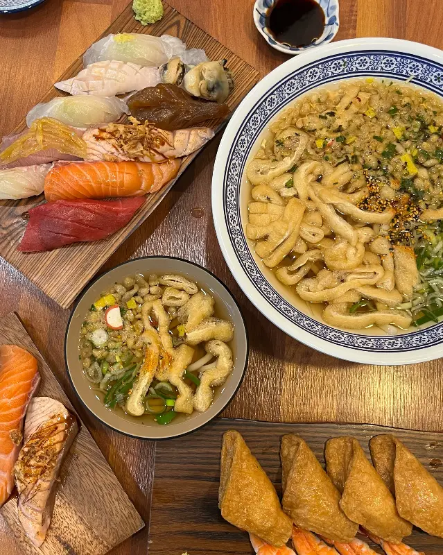 다채로운 초밥과 우동 한 상 차림