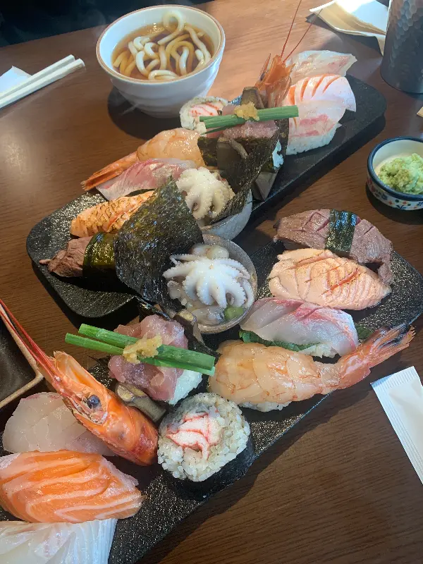 초밥과 우동의 환상적인 조합