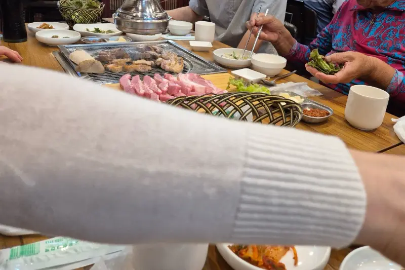 돼지구이와 밑반찬들