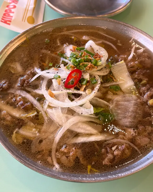 뽀얀 국물 위로 채소와 고기가 듬뿍 올려진 쌀국수