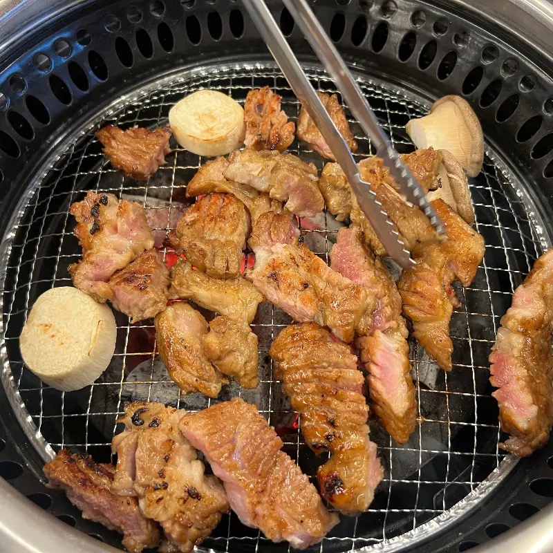 넓고 쾌적한 1층 카페 공간