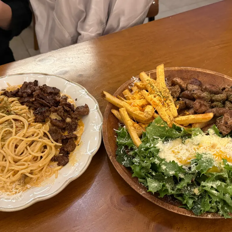 목살 소이 파스타와 포크 플레이트