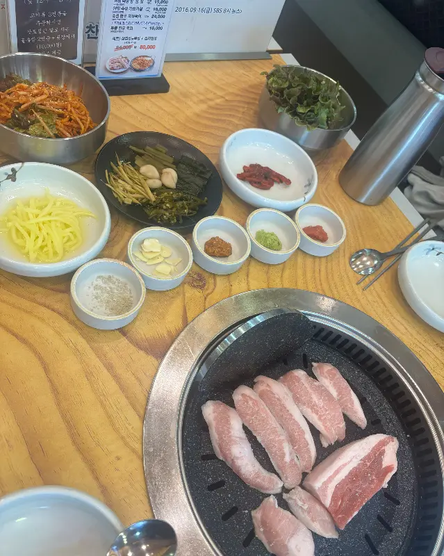 다양한 곁들임 메뉴와 함께 즐기는 삼겹살