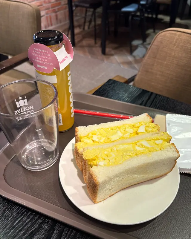 샌드위치와 오렌지 주스