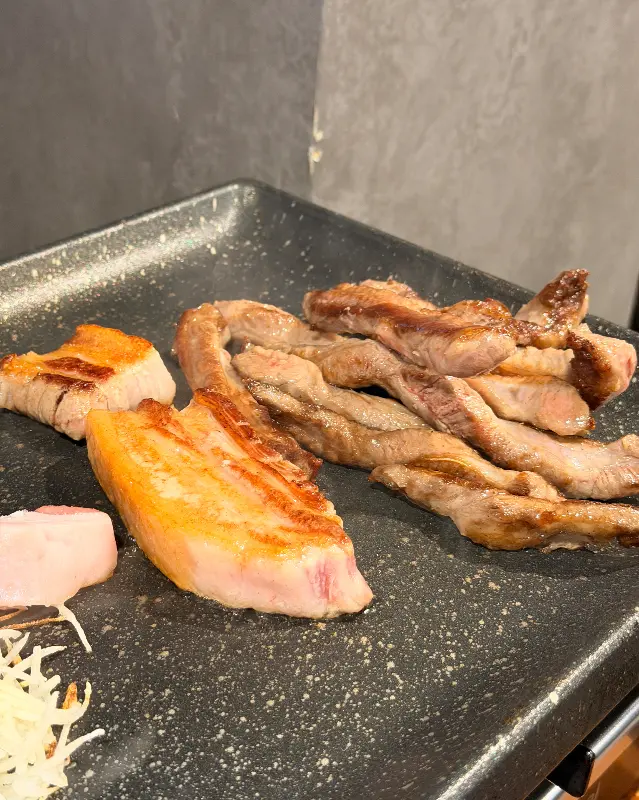 노릇하게 구워진 삼겹살과 갈비살