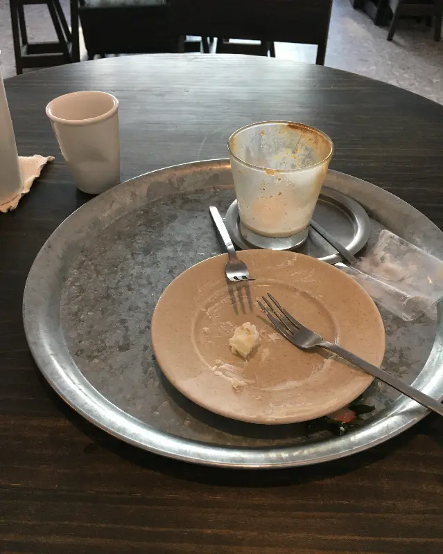 깨끗하게 비워진 접시