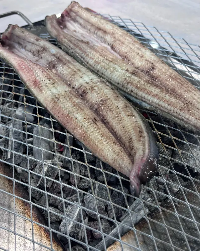 숯불 위에서 구워지는 장어