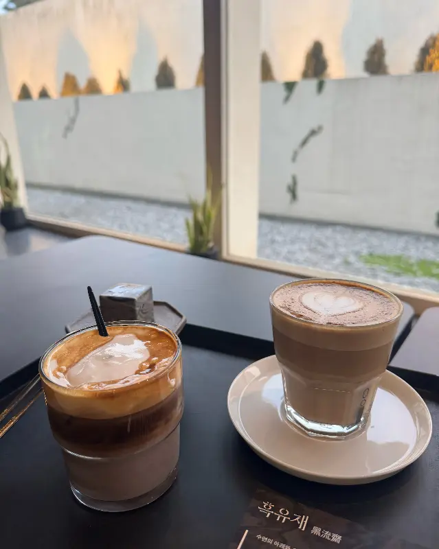 레드빈슈페너와 흑임자라떼