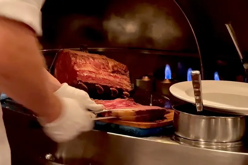 스테이크를 자르는 모습
