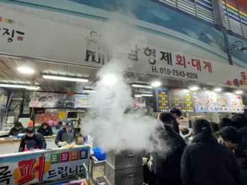 힙하게 맛도리! 포항 죽도시장 대게, 삼형제횟집 레전드 맛집 답사기