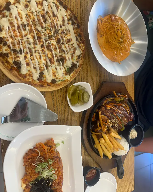 다양한 메뉴를 푸짐하게 즐기는 모습