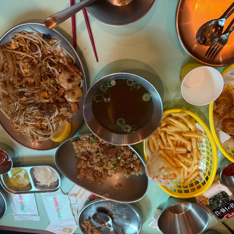 테이블 위에 놓인 다양한 메뉴들