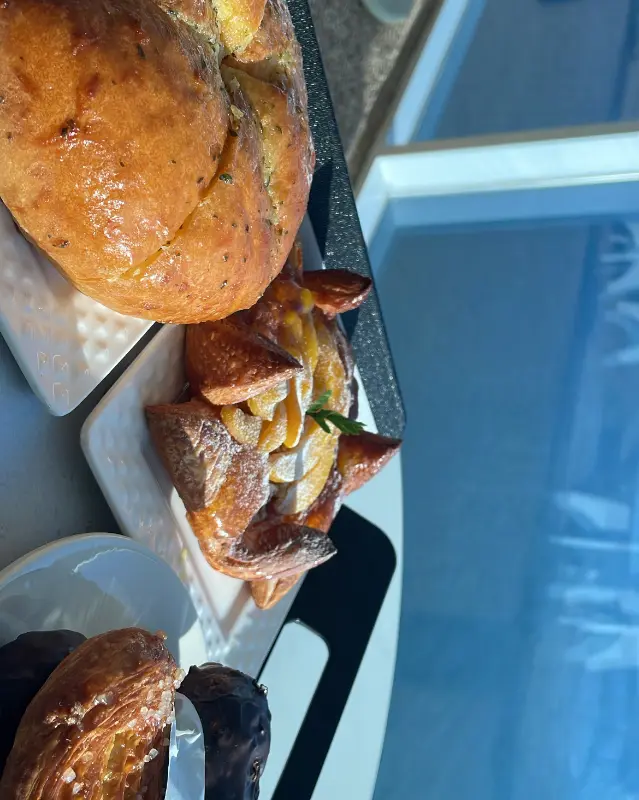 다양한 종류의 빵들이 진열되어 있는 모습