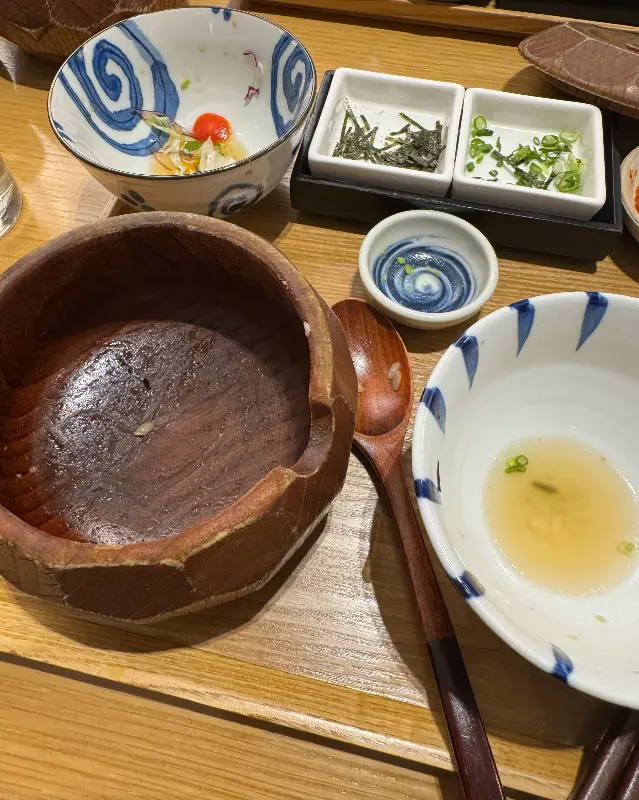 깨끗하게 비워진 장어덮밥 그릇