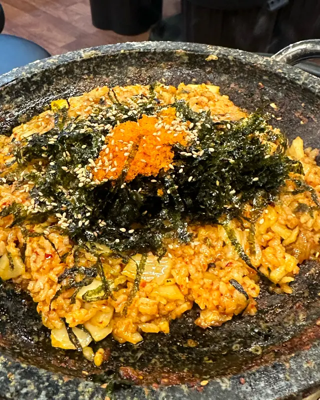 김가루와 날치알이 듬뿍 올려진 볶음밥