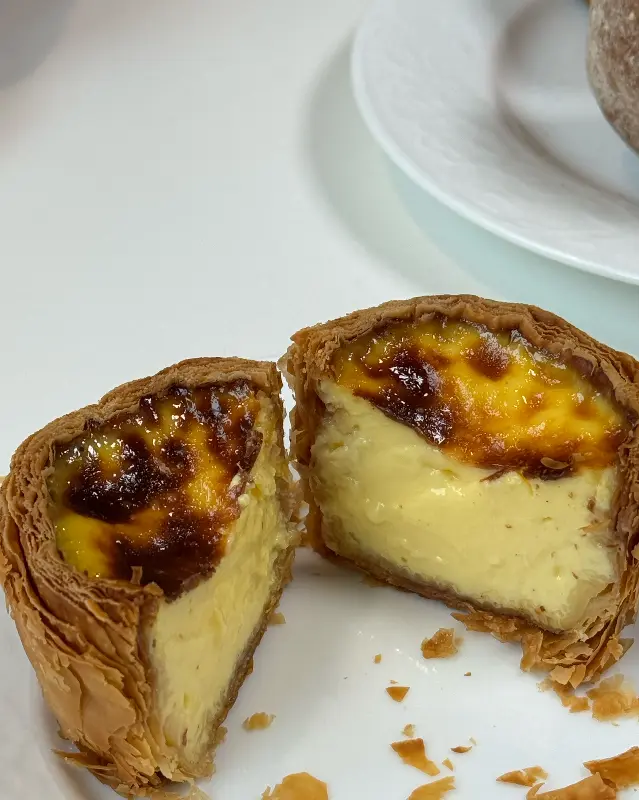 겉은 바삭하고 속은 촉촉한 에그타르트 단면