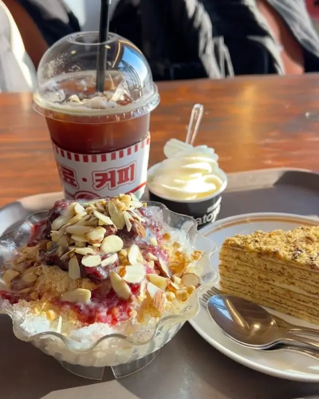 옛날 팥빙수와 말렌카 허니 케이크