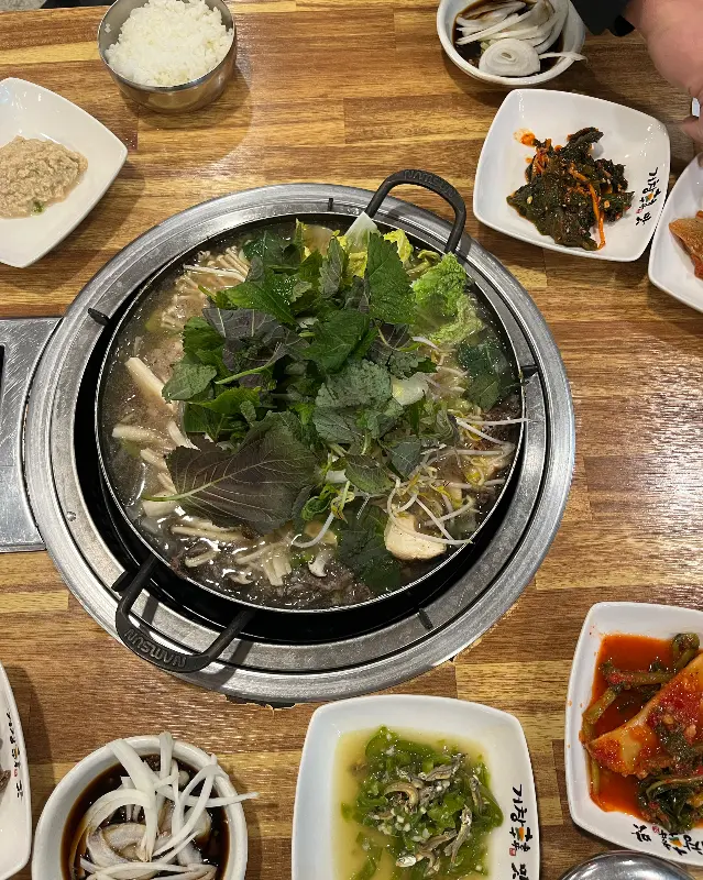 전골 냄비에 각종 채소가 가득 담겨 끓고 있는 모습