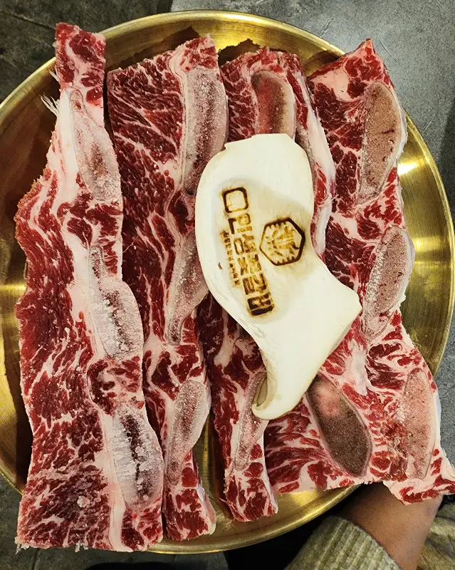 황금빛 접시 위에 담긴 꽃갈비살