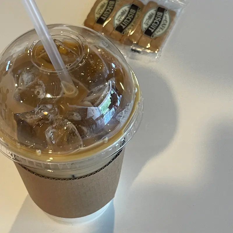 아이스 라떼. 시원한 아이스 라떼는 더위를 잊게 해주는 청량감을 선사한다.