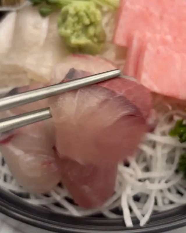 젓가락으로 집어 올린 신선한 회