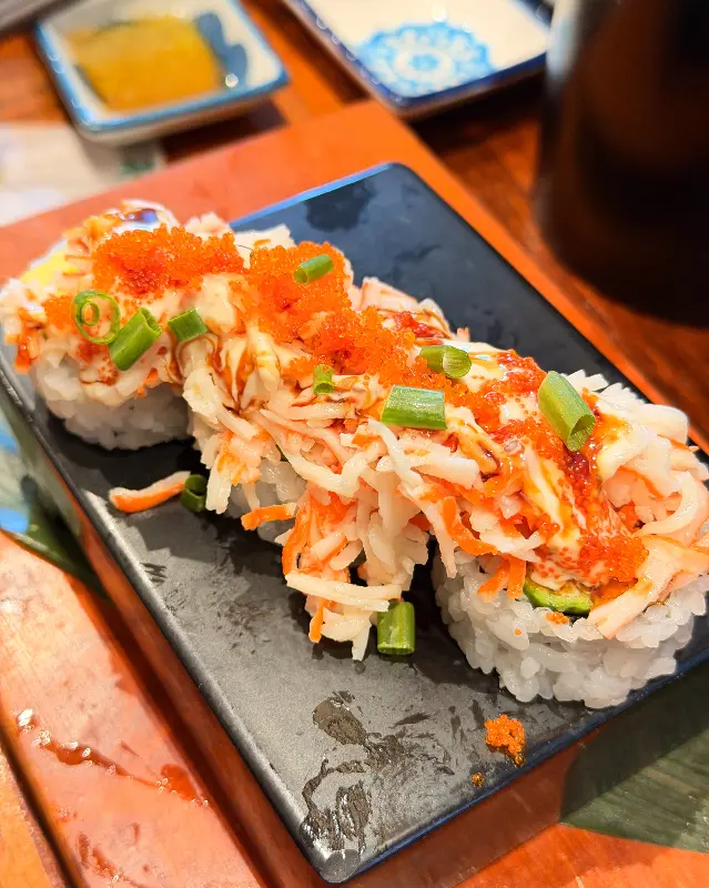 롤 위에 토핑이 가득