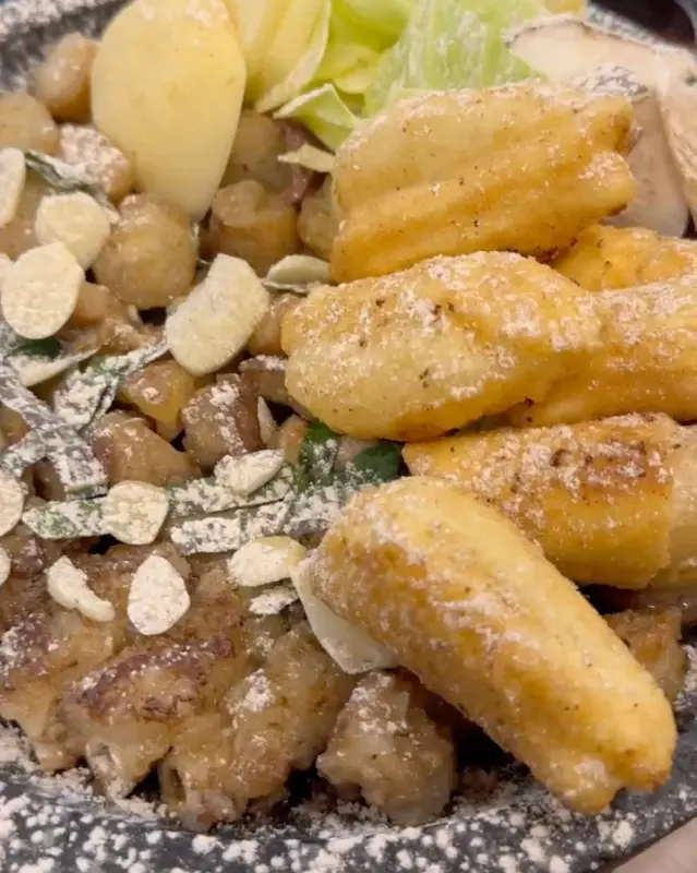 노릇하게 구워진 곱창과 떡