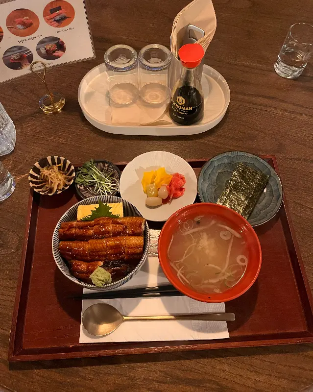 깔끔하게 차려진 우나기동 한 상