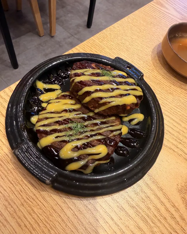 윤기가 좔좔 흐르는 함박스테이크