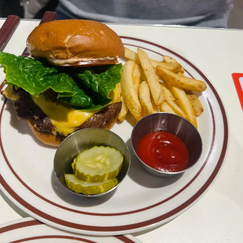 탱글탱글한 새우가 가득한 로얄 쉬림프 버거