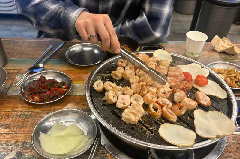 잘 구워진 막창을 집어 올리는 모습