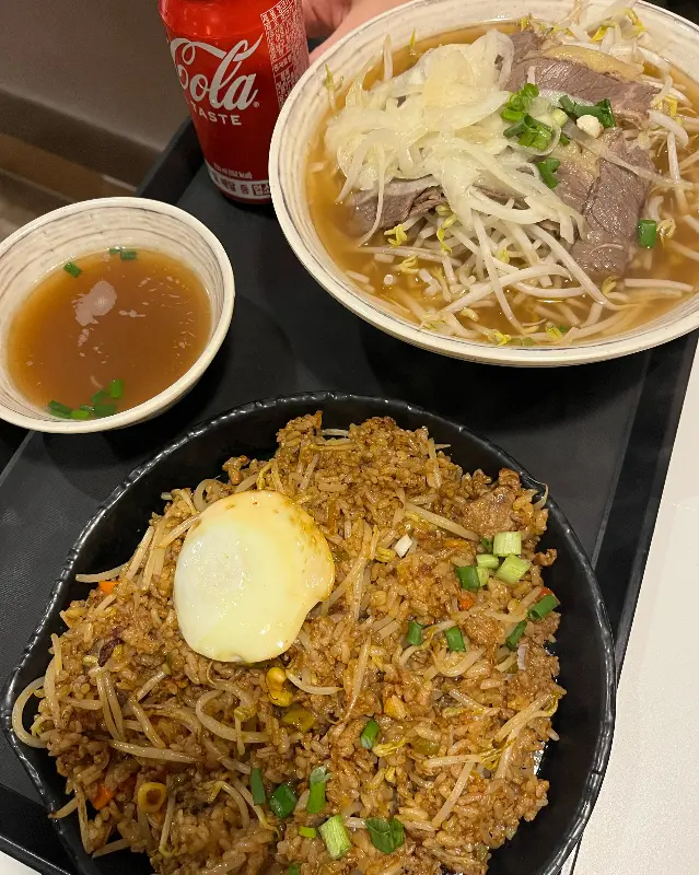 볶음밥과 쌀국수 한상차림