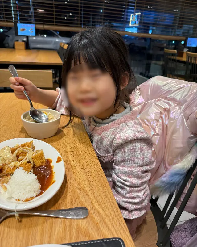 새우볶음밥에 푹 빠진 아이