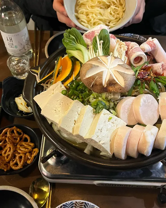 스키야키 재료가 담긴 냄비 사진