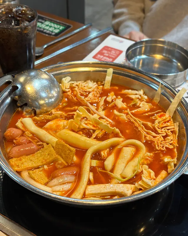 다양한 사리를 넣고 끓인 즉석 떡볶이