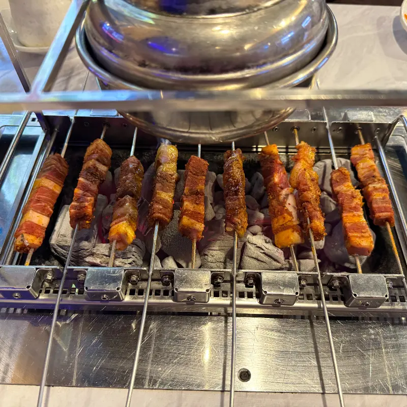 자동으로 구워지는 양꼬치의 모습