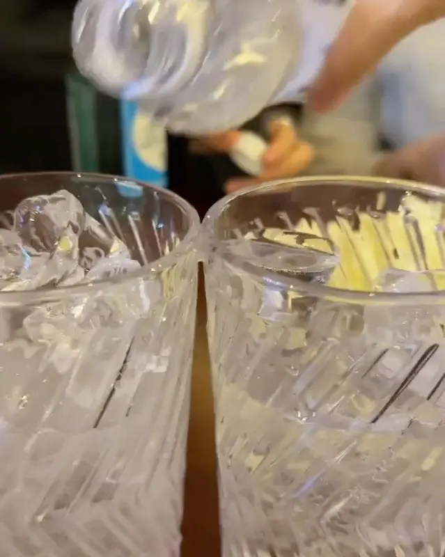 시원하게 하이볼을 제조하는 모습