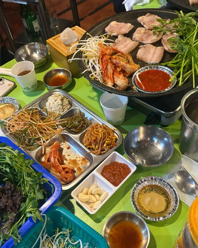 다채로운 반찬들