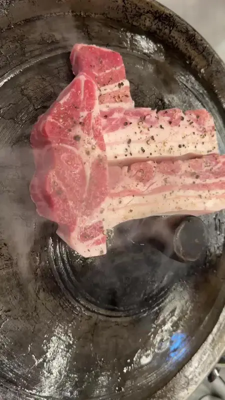 솥뚜껑 위에 올려진 삼겹살