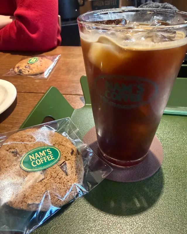 커피와 함께 제공된 쿠키