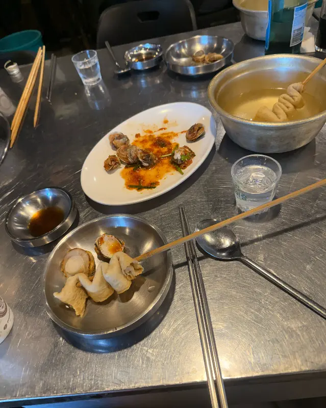 어묵 꼬치를 담은 접시