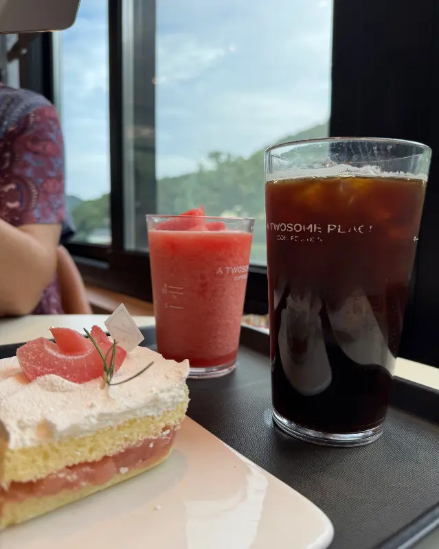 투썸플레이스 공주동학사점 음료와 케이크