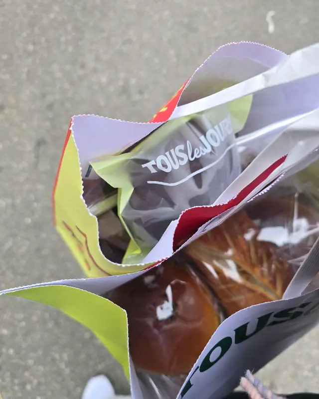 빵으로 가득 찬 쇼핑백